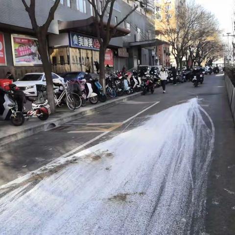 环雅丽都四分公司全力做好辖区内大面积道路遗撒清理工作