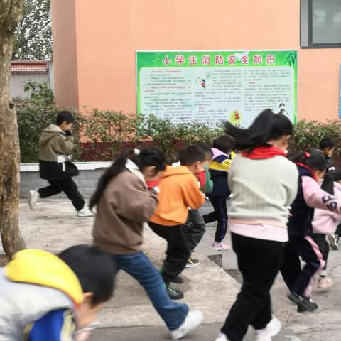 白鹤小学消防应急疏散演练 	树消防意识 创平安校园