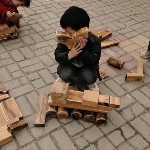 清平镇中心幼儿园代官屯分园小班持续观察—《车辆搭搭乐》