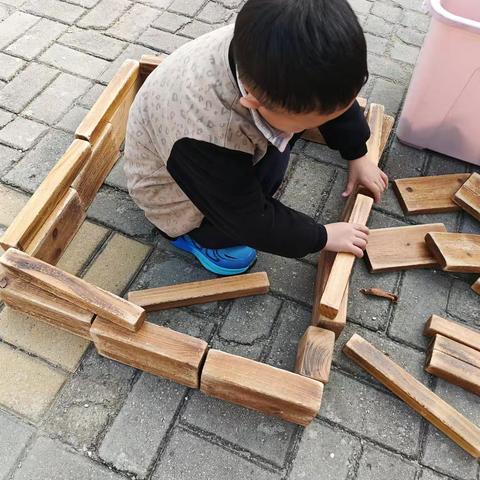 《我的积木城市：桥、楼、店大派对》——清平镇中心幼儿园代官屯分园户外自主游戏
