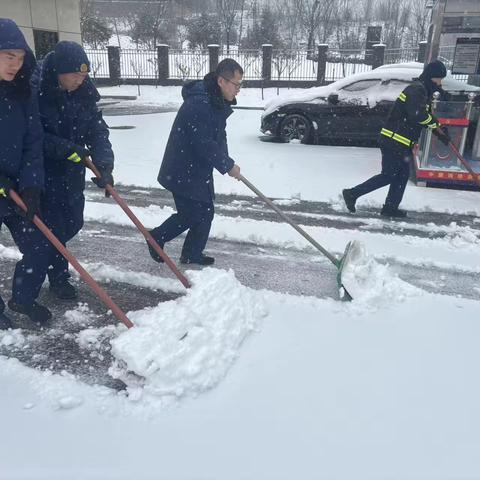 公田三路政府专职消防救援站积极开展扫雪除冰活动保障出行安全