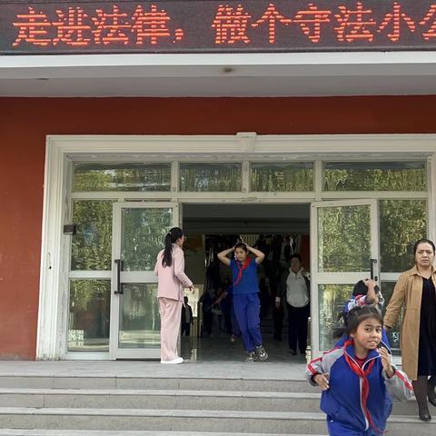 塔孜洪乡中心小学防震安全应急演练