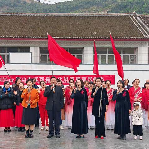 人间自有真情在 宜将寸心报春晖 滦水风韵合唱团冒雨完成惠民演出