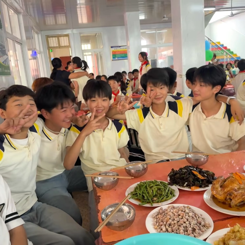 ‍感恩母校·扬帆起航  ‍2025届六年级毕业聚餐活动温情落幕