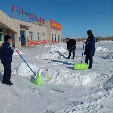 冬日暖人心，扫雪我先行