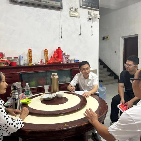 朱坑镇深化党建引领"三心"联动机制，推动"走村不漏户、户户见干部"工作走深走实。