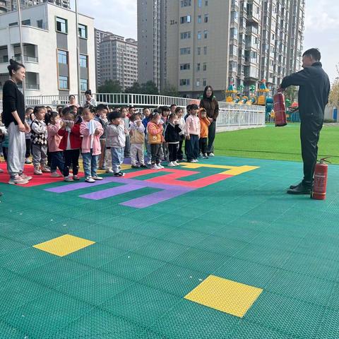消防演练始于心，防患未“燃”始于童！ ❣️生命无彩排，防患于未然❣️ 🌈只有掌握本领方能成就未来🌈       ——张湾区国瑞幼儿园 消防演练🚒