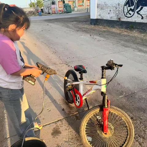 巧手迎五一 劳动育童心 ——二年级开展特色劳动实践活动