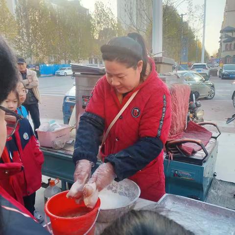 槐阳小学三年级开展炸鸡腿制作小研学活动