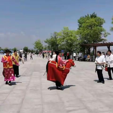 开门红!五一假期首日，乾坤湾景区景区文化演艺场面火爆……