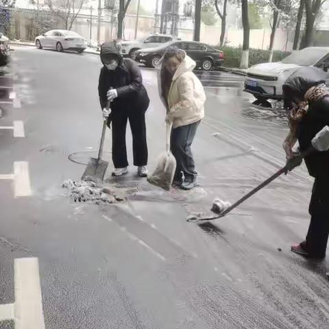 雨雪天里的暖心守护：物业防雪除冰进行时