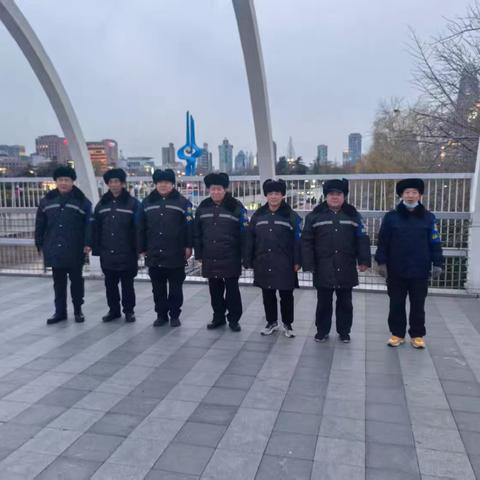 过街天桥跨年夜 便捷出行喜迎新