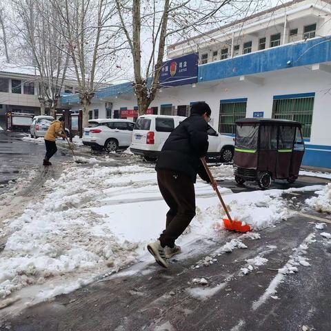 大封镇镇村干部携手共筑雪后安全防线