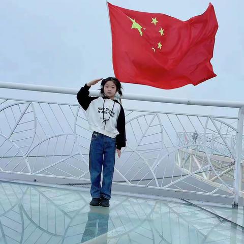【我与国旗合影 我和祖国同心】❤️益阳市梓山湖小学2204班❤️