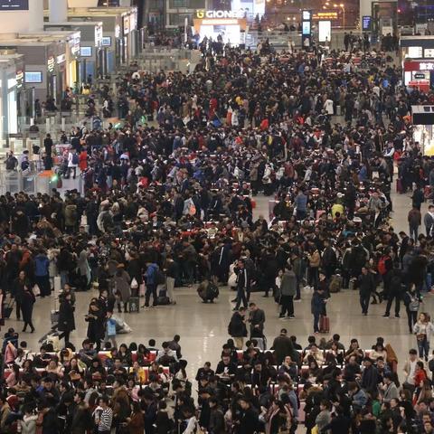 2024年元旦假期国内旅游人次达1.35亿，国内旅游收入797.3亿元 。