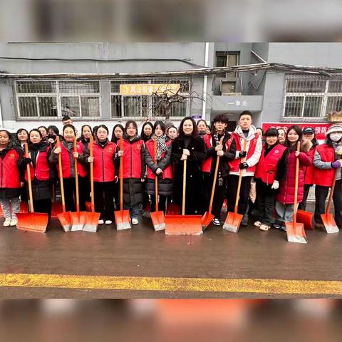 久安社区铲雪除冰暖人心活动