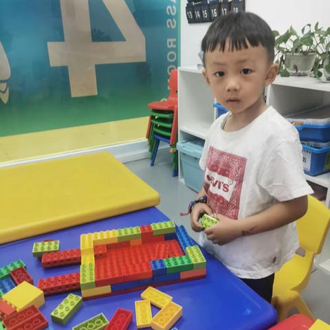 康俊琦小朋友玛酷机器人八月、九月成长记录