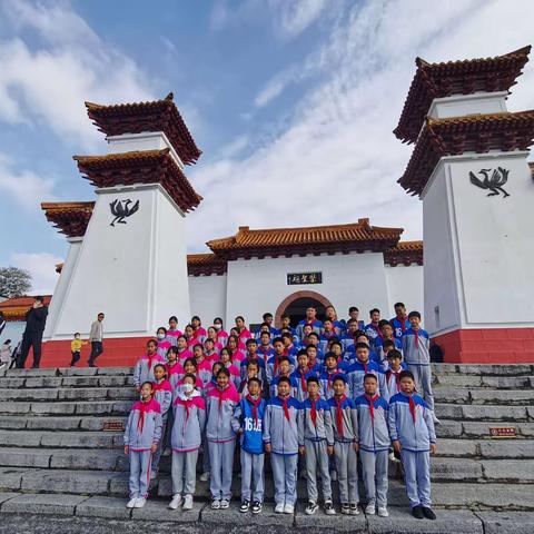 南阳市实验学校716班国庆节参观医圣祠活动