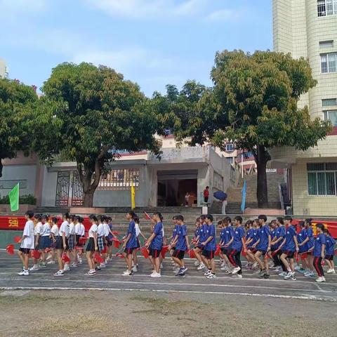 发型到位，气质高贵，一班团结，破茧成蝶。 一一22商务1班2023学年学校田径运动会