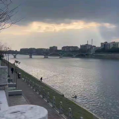 龙城.湘乡，妈妈美丽的家乡！湘乡 隶属于湖南省湘潭市，古称即为“龙城”。传说是远古之时，涟水河有一条孽龙，千手观音为民降龙，所以称为龙城！【五源河学校七年级五班黎行宇】