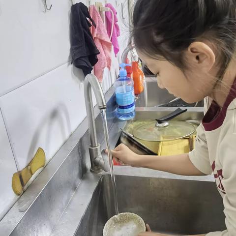 音三中七年八班“十一”假期劳动实践活动——活动劳动砺心志，实践促成长 唐嘉涵同学双节假期帮家里做了很多力所能及的家务事，收货了满满秋天的果实。