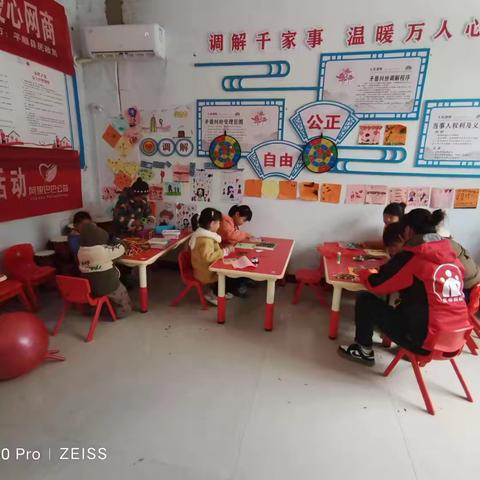 东庄村童伴之家主题活动《用陪伴编织温暖》