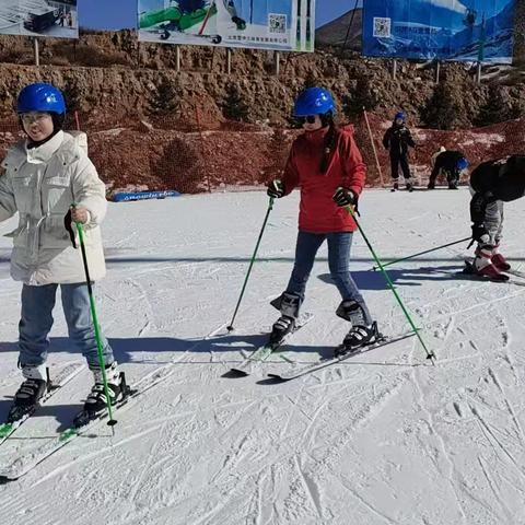 【外国语学子这样过寒假·驰而不息强本领】在冰雪世界中畅享运动乐趣—忻州市外国语中学 375 班米家仪 2026 年寒假亲子实践活动小计 指导教师：孙瑞霞