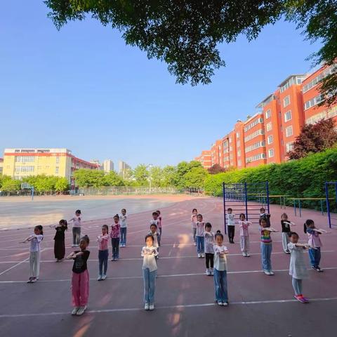 美在舞里诞生，在坚持里开花——洛阳市行知小学舞亦星舞蹈社团