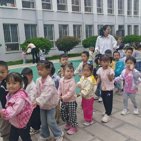 用爱传递快乐，用行呵护成长 一一永仁县城区幼儿园新生班级教师工作纪实