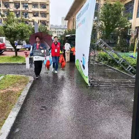 协助发放反诈宣传资料