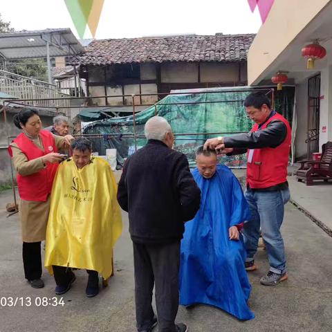 “二月二龙抬头” 志愿者为敬老院老人义务理发