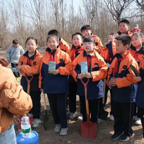 学习雷锋好榜样 森林城市大家创——铜川阳光中学小学部蒲公英中队“三月文明礼貌月之植树节”活动