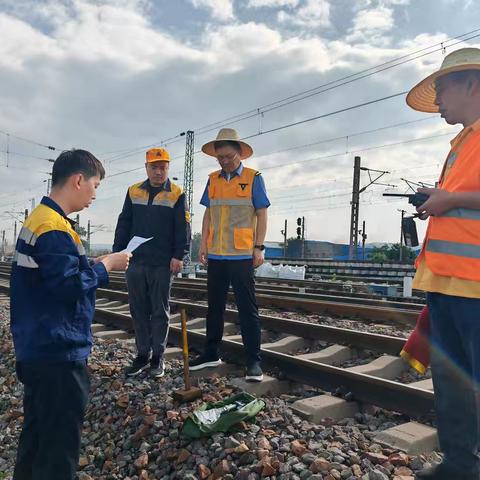 筑牢安全防线：长北运转车间成功开展施工期间道岔加锁专项演练