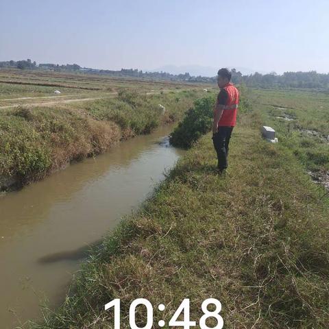 下名山村网格员日常巡查河湾