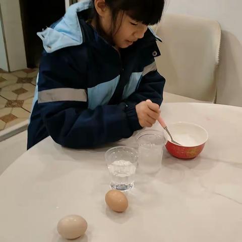 我是实验小学一年级6班的余若芊，今天我要做的实验是漂浮的鸡蛋