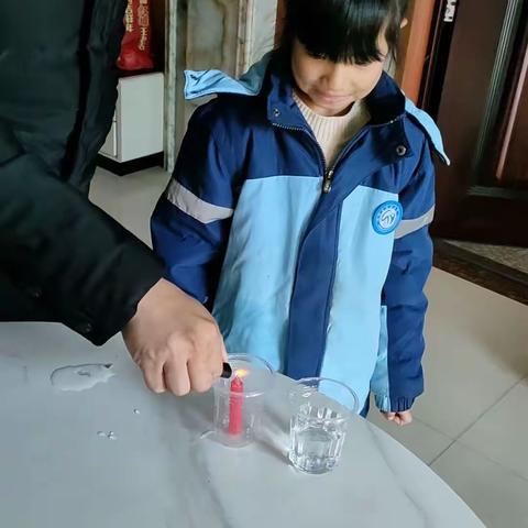 实验小学一年级6班，余若芊做实验，水中点灯
