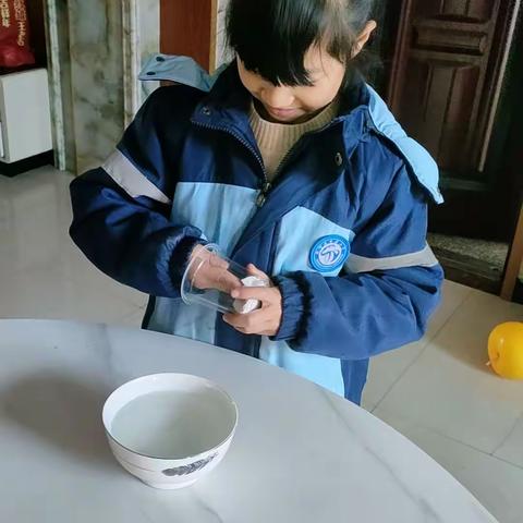 实验小学一年级6班余若芊做实验，安然无恙的纸