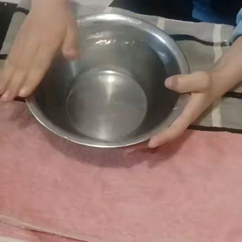大家好，我是实验小学一年级6班余若芊，今天做的实验是，站立的牙签