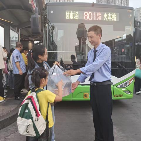 情满假期  温暖回家路 物归原主  乐在服务中