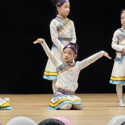 国庆假期，毛文璐参加了演出《草原牧歌》庆祝祖国生日，祝祖国繁荣昌盛!