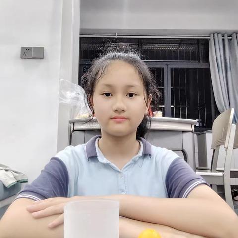 一个拿手里一个放水杯，松手后哪个乒乓球弹得高？