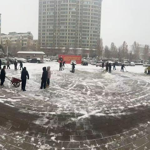 以雪为令 温情守护 翼城县行政审批服务管理局 开展扫雪除冰志愿服务活动