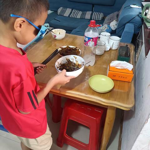 习劳知感恩。 做辛苦的家务，让孩子体会爸妈的辛劳，从中懂得感恩。做个勤快的孩子，养成勤劳的习惯。有责任和义务为这个家做些什么。要让孩子明白， 参加煮饭、扫地、洗菜、擦桌子等家务劳动。 在孩子的成长过程中