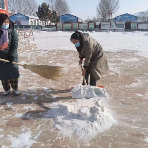 “活力校园，乐享冰雪”——闪电河乡寄宿制小学开展扫雪、堆雪人活动