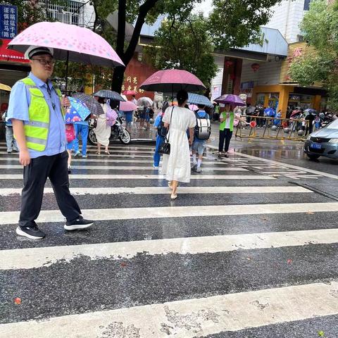 风里雨里，我们守护着你！——城区第三完全小学 287班家长护学岗义工活动