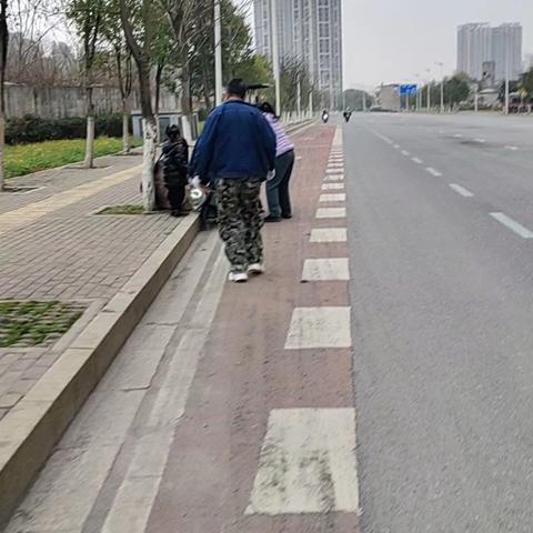 路边温暖的邂逅