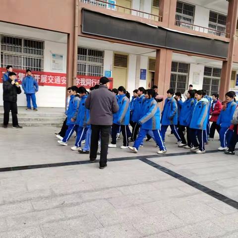 交通安全进校园 共筑平安“上学路”——三春集镇开展交通安全进校园宣传活动