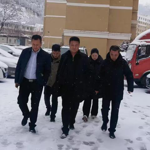 情暖寒冬 心系职工—冯祺一行看望慰问圣旅物业困难党员和困难职工