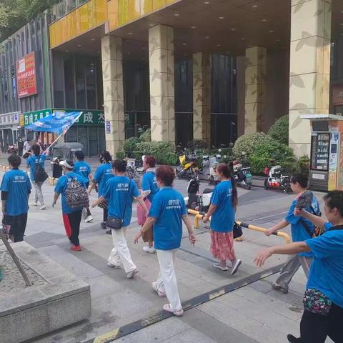 【官扎营】世茂天城中心社区开展中老年人“健步行”活动