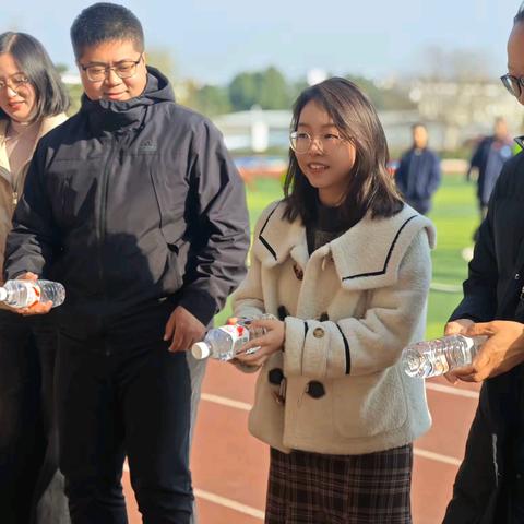 看！瓶子“跑”起来啦！
